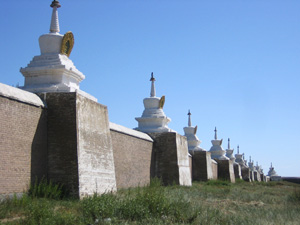 エルデニズー寺院は周囲を108の仏塔で囲まれています。