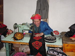 カザフ族の帽子。とても華やかな刺繍がされています