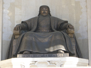 政府宮殿にある　チンギスハーン像