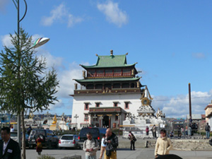 ガンダン・テグチンレン寺院 チベット仏教寺院　今も篤い信仰を集めています