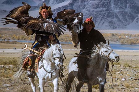 鷲と一緒に狩りをするカザフ族。馬に乗り、鷲とともに厳しい自然のなか過ごしています。