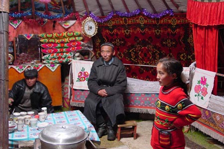 カザフ族のゲルの中は色鮮やかな独特の刺繍で飾られています。公用語はカザフ語です。
