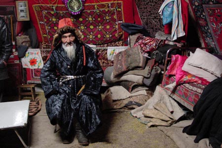 カザフ遊牧民のゲルにホームスティする場合もあります。カザフ族の独特な生活様式です。