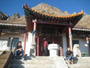 チベット仏教のお寺アリアバル寺院を見学