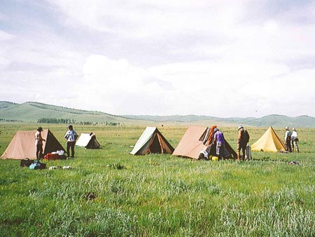宿泊は大草原の空の下、テント泊です。