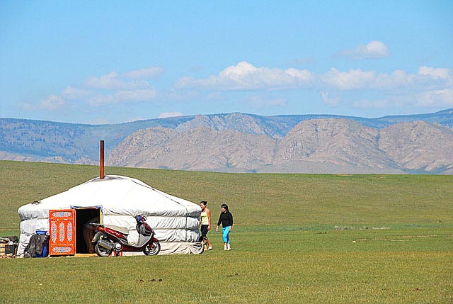 乗馬途中に遊牧民ゲルを訪問。休憩中もモンゴル満喫。