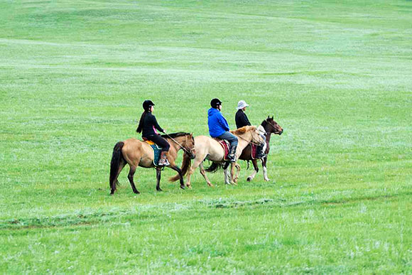 360度見渡す限りの大草原で、たのしい乗馬ライディング。日本語ガイドと遊牧民が完全サポート！